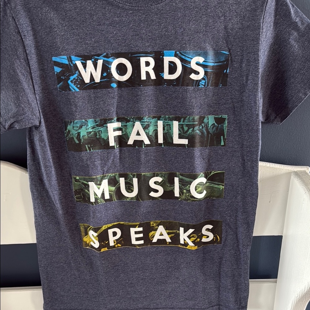 NWOT Gildan Blue Short Sleeve Tee Artistic Design Unisex
